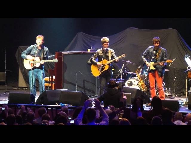 Watch hell freeze over, Damon Albarn and Noel Gallagher sing together on stage