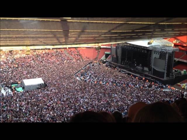 Watch a London stadium crowd sing along to "Bohemian Rhapsody"