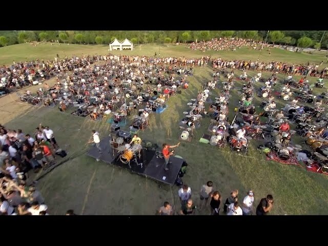 1,000 people covering the Foo Fighters at the same time makes a hell of a sound