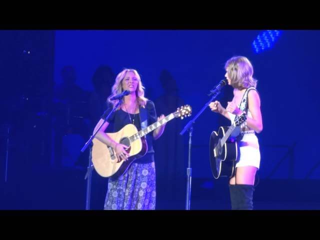 Taylor Swift sang “Smelly Cat” on stage with Lisa Kudrow last night