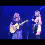 Taylor Swift sang “Smelly Cat” on stage with Lisa Kudrow last night