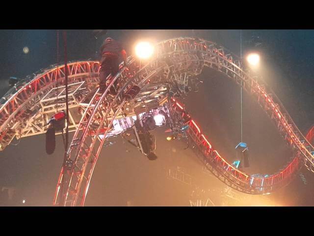 Tommy Lee gets stuck on Mötley Crüe roller coaster, poignant metaphor ensues