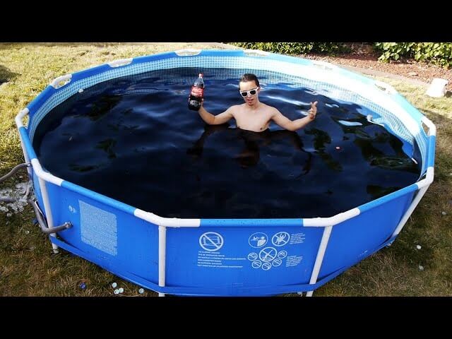 Man takes a bath in Coca-Cola and Mentos