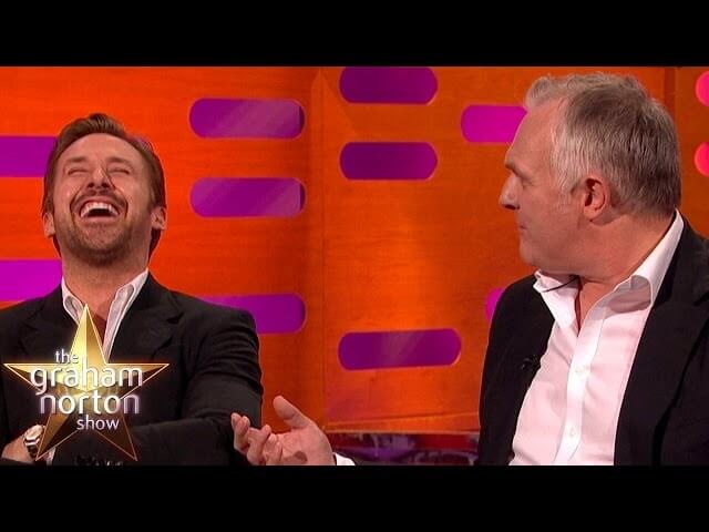 在一個頭時代，格雷厄姆·諾頓（Graham Norton）表演保持對話進行