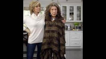 In season three finale, Grace And Frankie let their fears float away in a hot air balloon