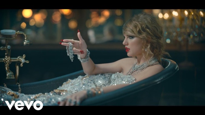 The new Taylor Swift kills the old Taylor Swifts in her new video