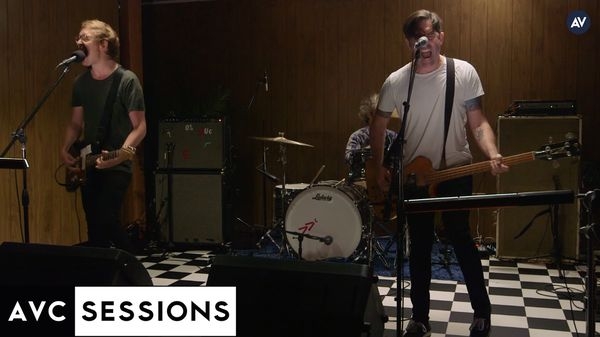 Metz opens its AVC Session with the electrifying "Mess Of Wires"