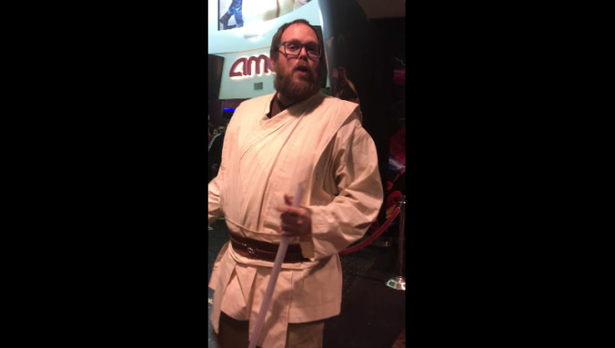 Opening night Last Jedi screening malfunctions, leading to small-scale uprising