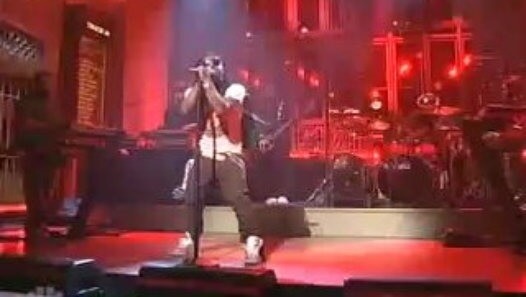 It's 3 p.m., let's bear witness to Lil Wayne trying to play guitar