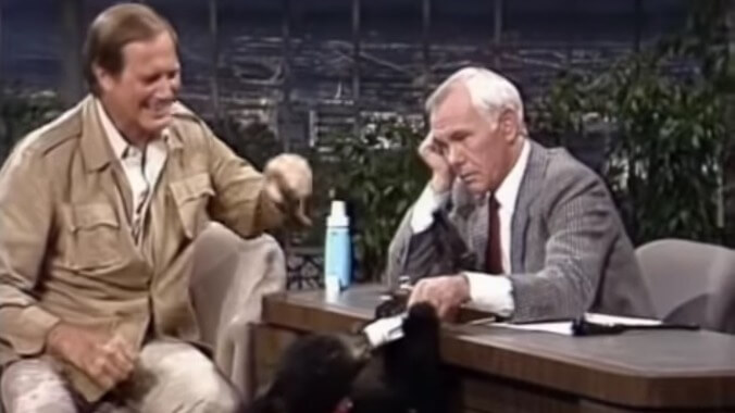 Celebrate Wild Kingdom’s Jim Fowler by watching Johnny Carson crack jokes about his animal friends