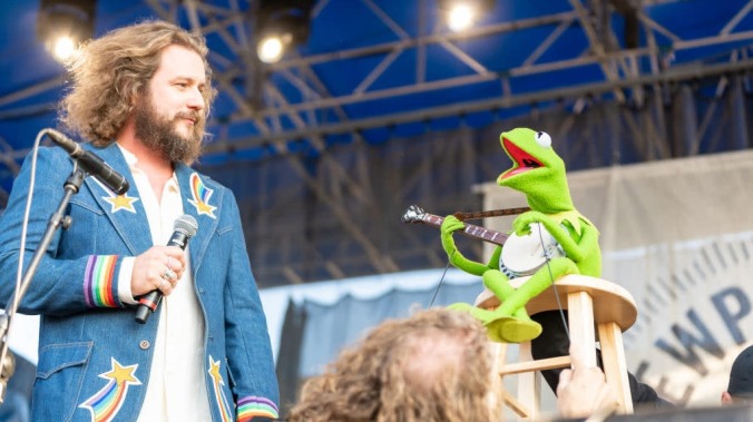 Indie rock sensation Kermit The Frog jams with Jim James and Janet Weiss