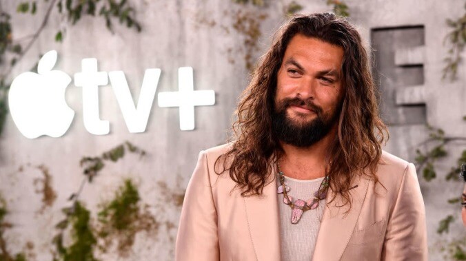 Here's Jason Momoa giving "cookie kisses" to a dang bear