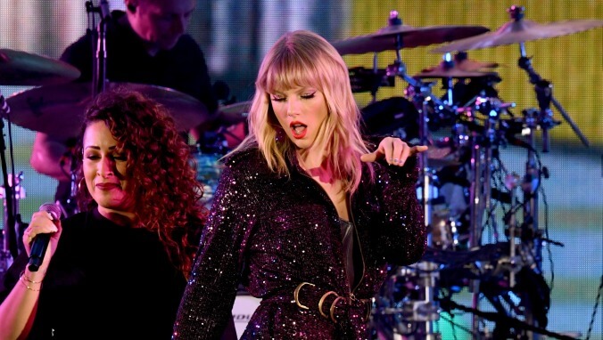 Big Machine now says Taylor Swift can perform whatever she wants at American Music Awards