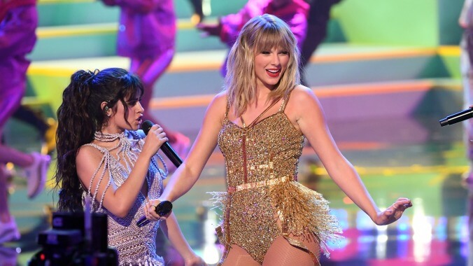 Despite all the drama, Taylor Swift's American Music Awards performance was pretty straightforward