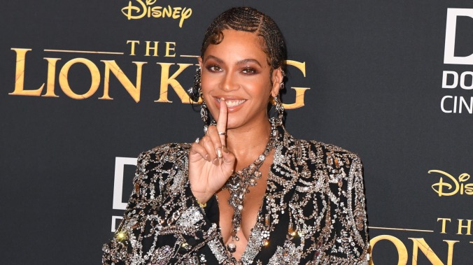 Beyoncé, queen of celebrities, made a surprise appearance at Disney's big celebrity singing party