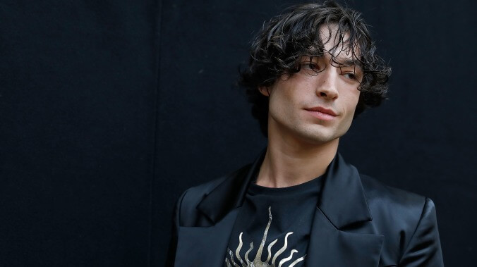 以斯拉·米勒（Ezra Miller）似乎在令人不安的視頻中窒息了粉絲