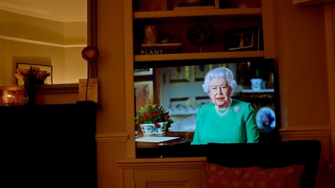 Queen Elizabeth II reminds us: Don't wear green on TV
