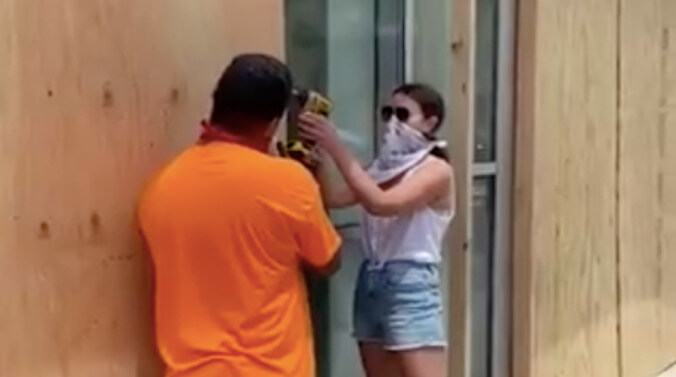 Conservative media clout-chaser busted for staging photo of her helping board up storefront