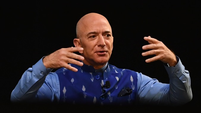 傑夫·貝佐斯（Jeff Bezos）辭去亞馬遜首席執行官，因此他可以花更多的時間與他的1800億親人在一起