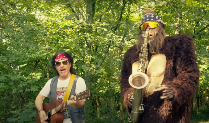 Oates replaces Hall with big, stinky ape for inexplicable, awful "Maneater" cover