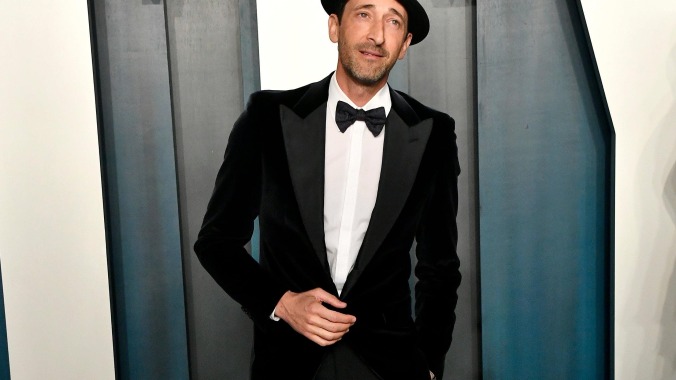 高大的男人阿德里安·布羅迪（Adrien Brody）到客串明星演替，高個子的表演