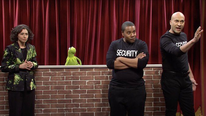 The Muppets finally discover the benefits of heckler-bashing security guards on SNL