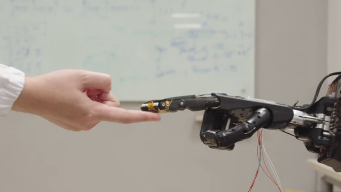 Oh no: Scientists have created robot "e-skin" that can sense touch and heal itself of wounds