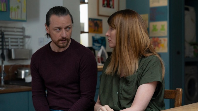 詹姆斯·麥卡沃伊（James McAvoy）和沙龍·霍根（Sharon Horgan）被困一起在另一部該死的捲電影中