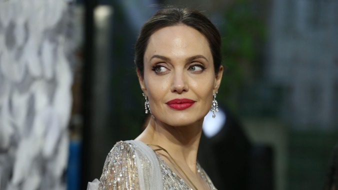 安吉麗娜·朱莉（Angelina Jolie）在正在進行的人權對話中簡要介紹了布拉德·皮特（Brad Pitt），哈維·溫斯坦（Harvey Weinstein）