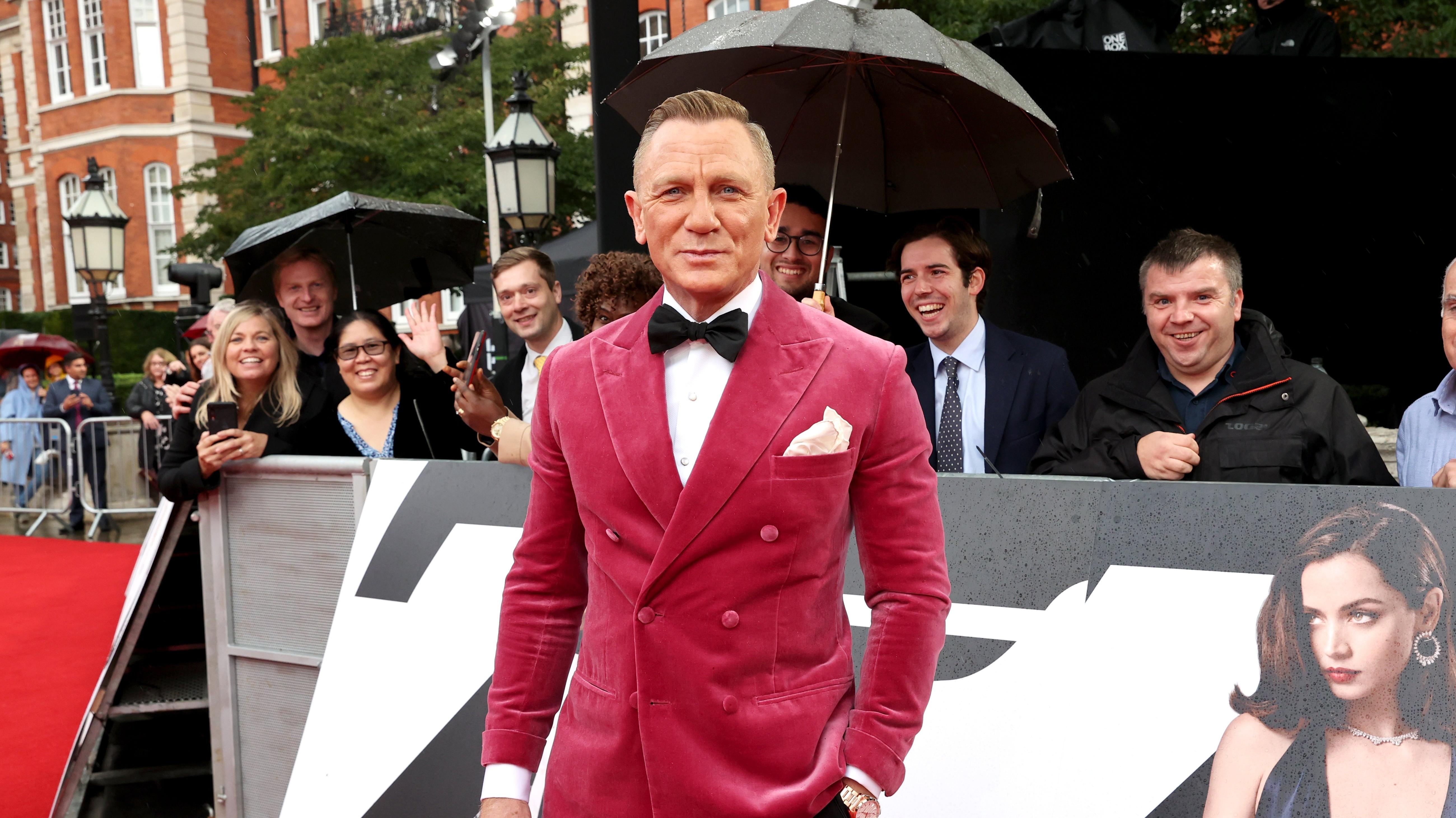 Daniel Craig just found out about the “Ladies and gentlemen, the weekend” meme