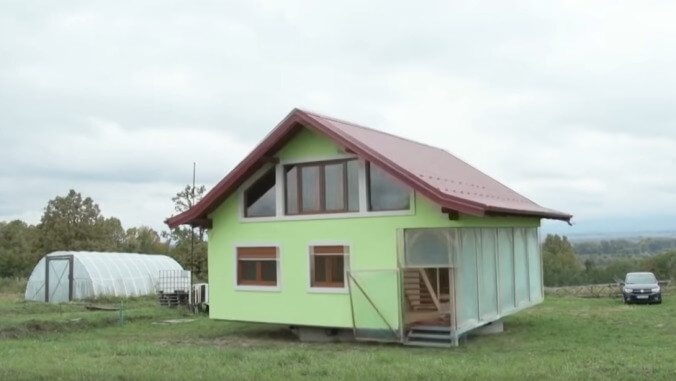 World's ultimate wife guy builds rotating house to give his spouse better window views