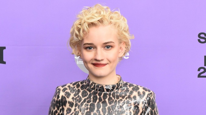 奧扎克的朱莉婭·加納（Julia Garner）是欺詐者安娜·德爾維（Anna Delvey）發明安娜首先看照片