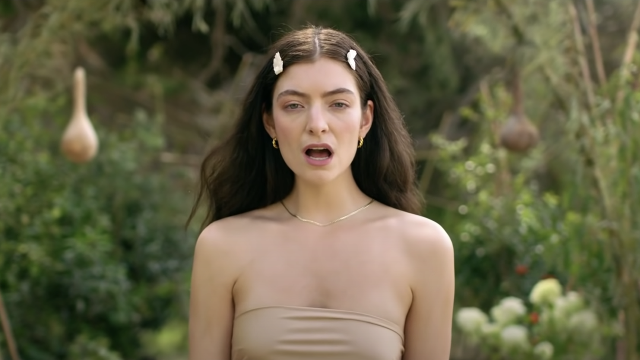 Lorde shares Solar Power bonus tracks “Helen Of Troy” and “Hold No Grudge”