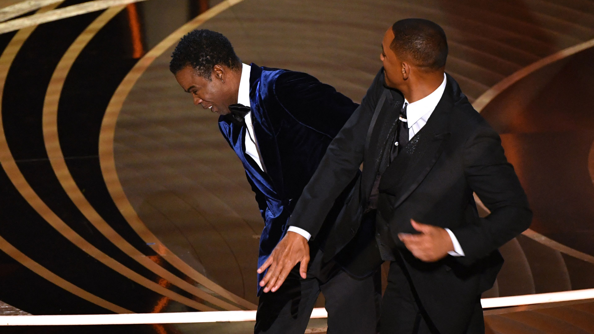 Will Smith delivers a smackdown to Chris Rock 