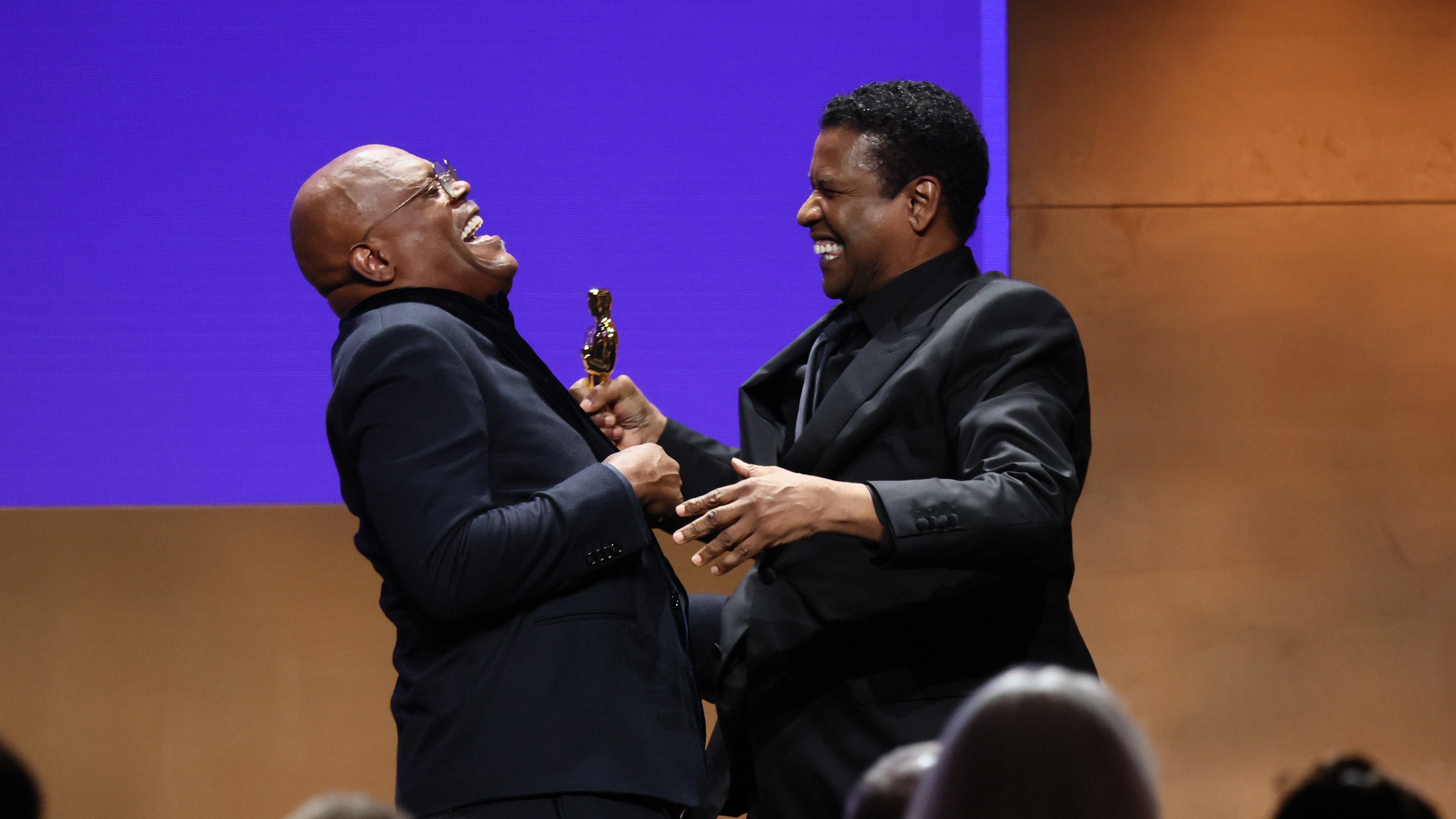 Denzel Washington was damn happy to give Samuel L. Jackson his honorary Oscar last night