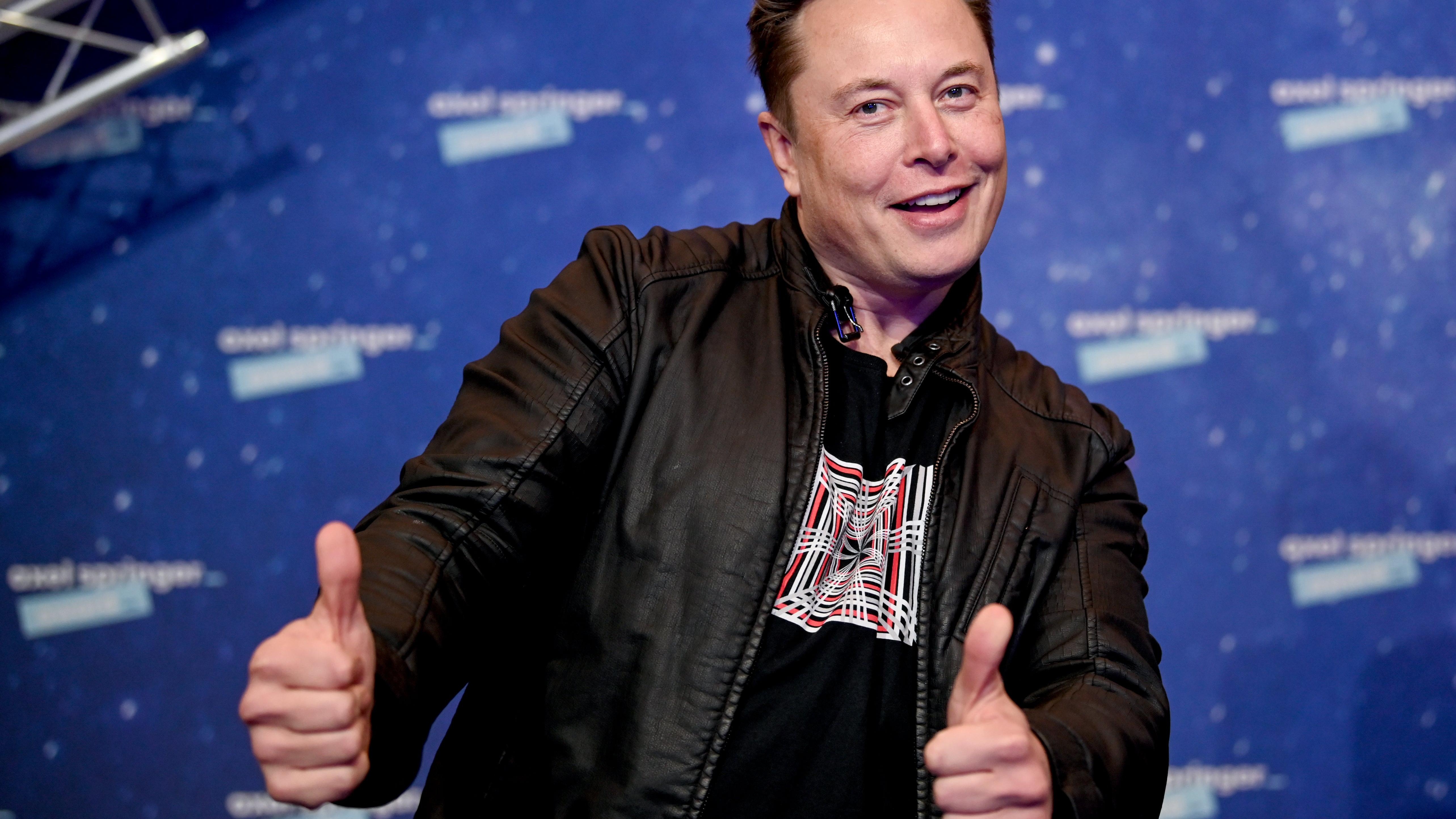 Elon Musk threatens everyone with buying Twitter