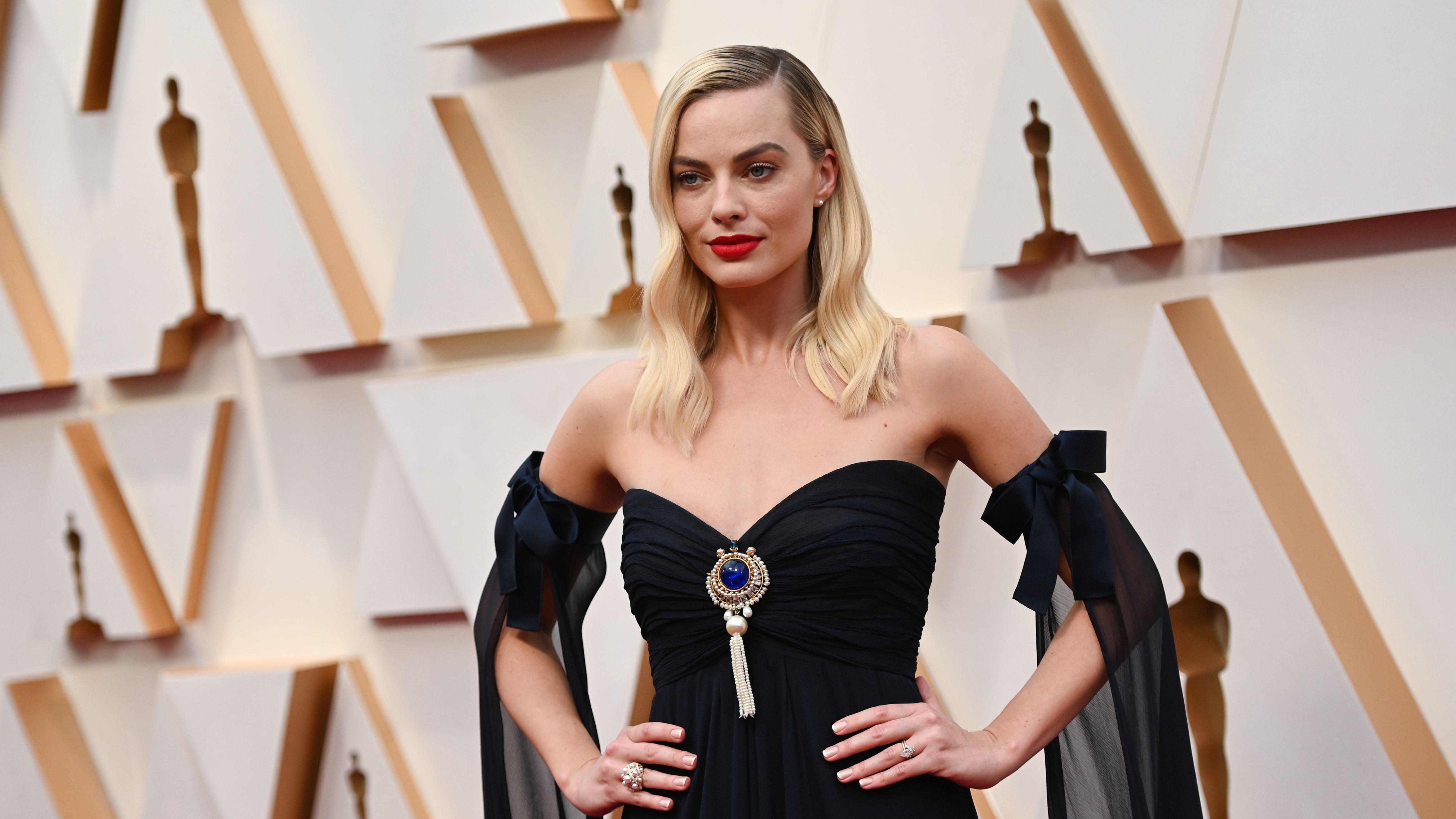 Come on Harley, let’s go party! Here’s the first look at Margot Robbie as Barbie