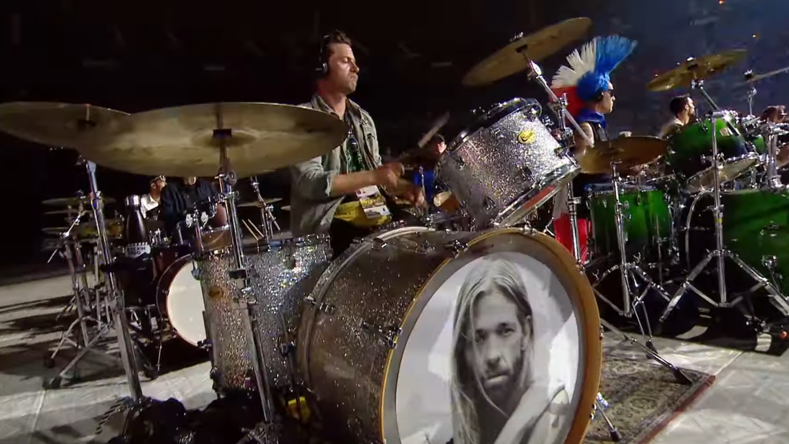 1,000 musicians got together to perform Foo Fighters’ “My Hero” in tribute to Taylor Hawkins