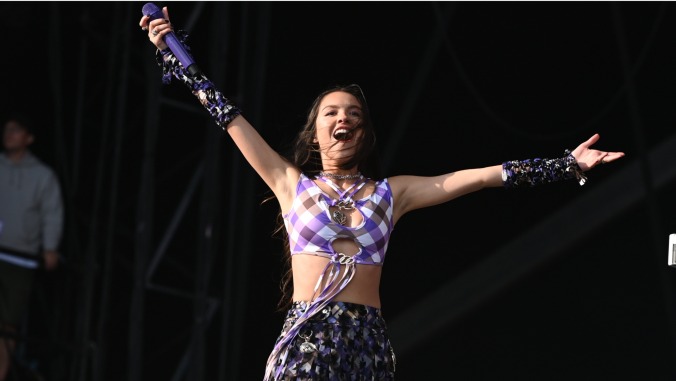 Olivia Rodrigo and Natalie Imbruglia unite onstage in London to perform “Torn”