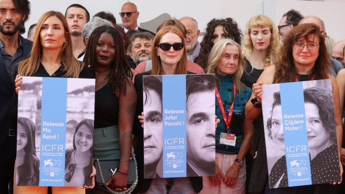 Julianne Moore protests on Venice red carpet in solidarity with Jafar Panahi