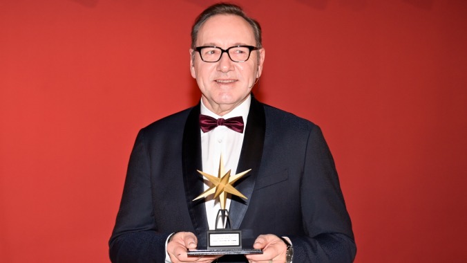 Italy christens Kevin Spacey’s “comeback” with lifetime achievement award