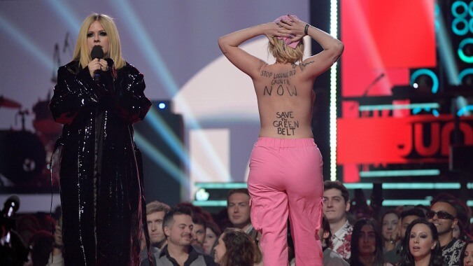 Avril Lavigne upstaged at Juno Awards by streaking climate protestor