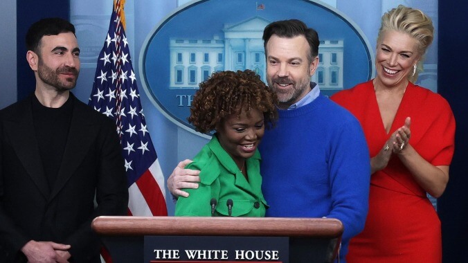 Jason Sudeikis plagued by journalists both real and fake at Ted Lasso White House press conference