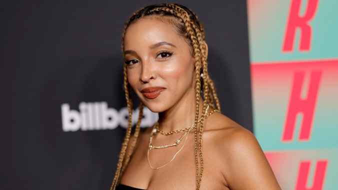 Tinashe says it’s “embarrassing” to have songs with R. Kelly and Chris Brown