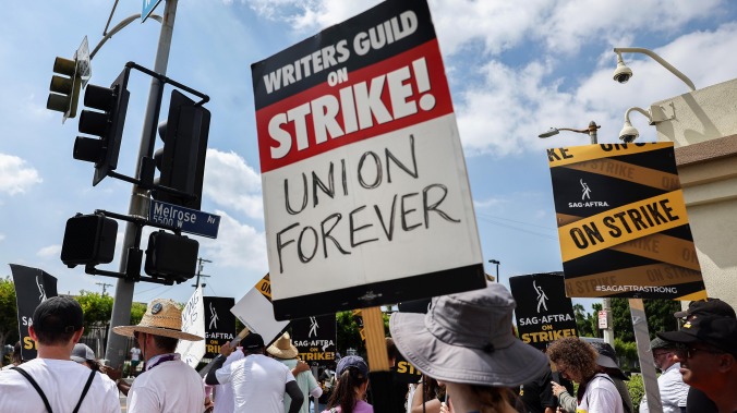 LeVar Burton, Sheryl Lee Ralph, Mark Hamill, and many more celebrate strike-ending deal