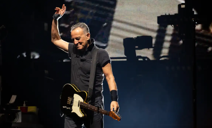 Bruce Springsteen reschedules the rest of his tour