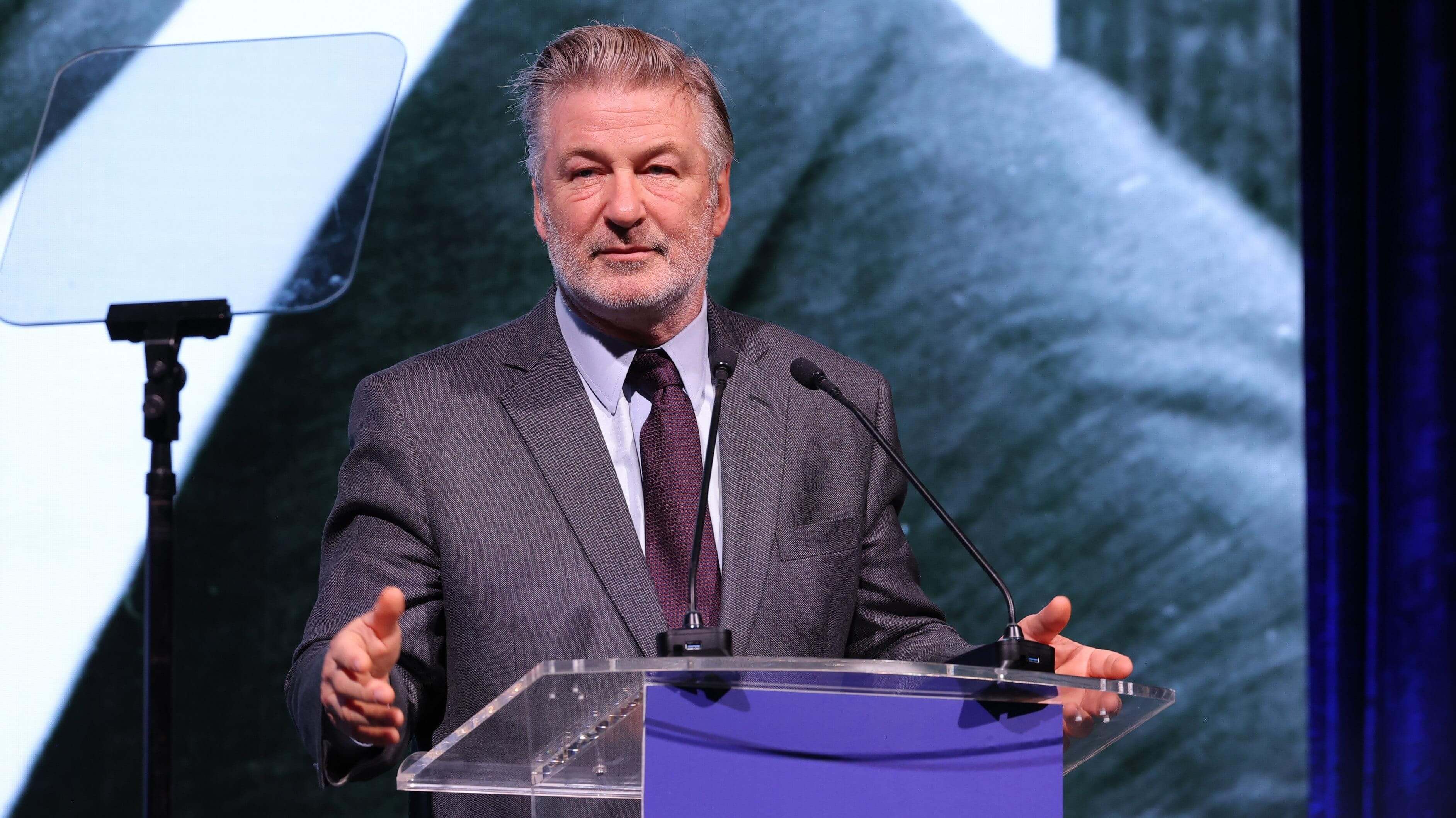 Alec Baldwin wants his manslaughter case thrown out