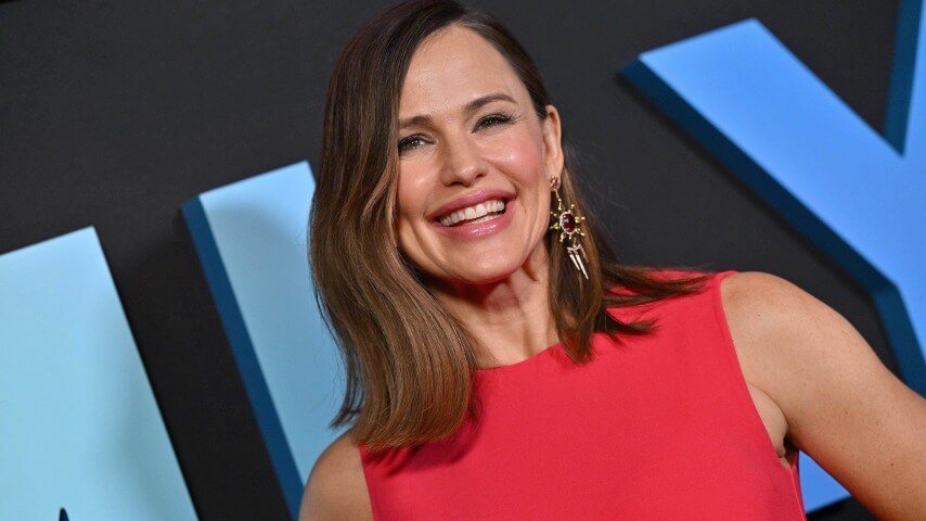 Jennifer Garner as Mrs. Claus makes sense somehow