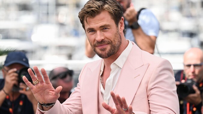 Chris Hemsworth finally comes out and admits that Cannes’ standing ovation thing is “awkward”