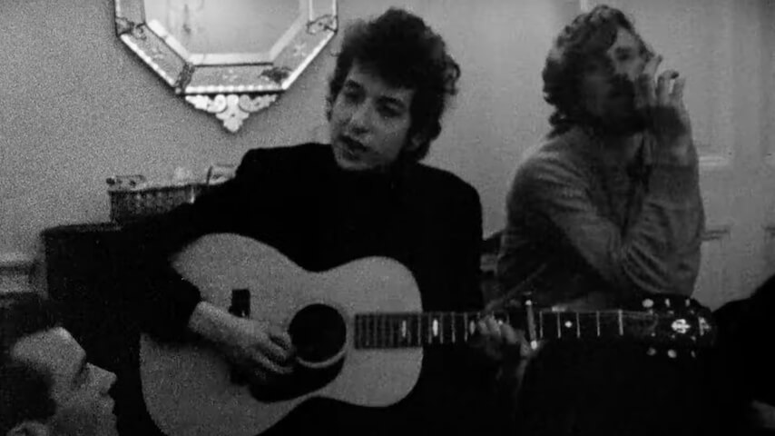 鮑勃·迪倫（Bob Dylan）正在進行一次小巡迴演出